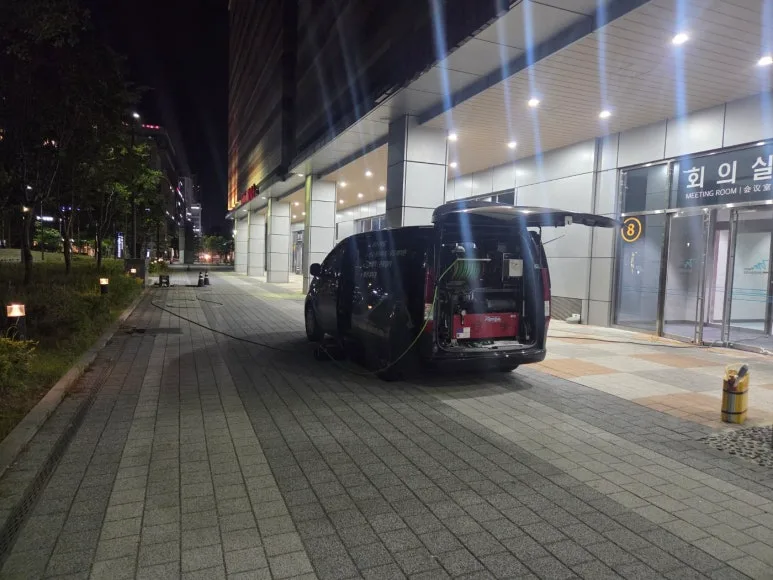 대형 상업시설 야간 고압세척 작업차량