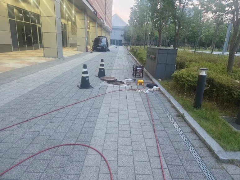 대형 상업시설 외부 배관세척 호스와 작업장비