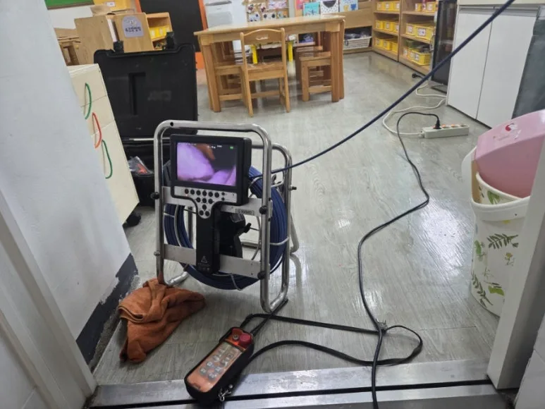 보육시설 실내 배관 점검장비와 호스